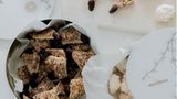 Nussecken      Zutaten:   Für den Teig: 120 g Butter + mehr für das Blech 130 g Zucker 1 Päckchen Vanillezucker 2 Eier 300 g Mehl 1 TL Backpulver Für den Belag 8 EL Aprikosenkonfitüre 180 g Zucker 180 g Butter 2 Päckchen Vanillezucker 250 g gehackte Haselnusskerne   Für die Dekoration: dunkle Kuvertüre      Zubereitung: Den Backofen auf 160 °C Umluft vorheizen und ein Backblech mit Butter einfetten. Für den Teig Zucker, Vanillezucker und Butter zu einer cremigen Masse verrühren. Die Eier nacheinander kurz unterrühren. Das Mehl und das Backpulver mischen und in zwei Teilen unter die Ei-Zucker- Butter-Masse kneten. Den Teig auf dem Backblech gleichmäßig ausrollen. Für den Belag die Aprikosenkonfitüre auf dem Teigboden verstreichen. Den Zucker mit der Butter, dem Vanillezucker und 2 EL Wasser aufkochen. Dann die Haselnüsse zugeben. Die Masse kurz abkühlen lassen und danach auf der Konfitüre verteilen. Den Teig im vorgeheizten Ofen etwa 20 Minuten backen. Anschließend den noch warmen Teig erst in Vierecke und dann in Dreiecke schneiden. Die Nussecken auf einem Kuchengitter abkühlen lassen. Für die Dekoration die Kuvertüre über einem Wasserbad schmelzen. Die Keksecken in die Kuvertüre tauchen und die Kekse auf einem Kuchengitter fest werden lassen.