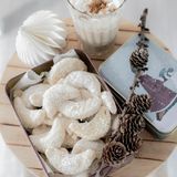 Mamas Vanillekipferl      Zutaten: (für 2 Bleche) 250 g Mehl, 1 Msp. Backpulver, 120 g gemahlene Mandeln, 125 g Zucker, 1 Päckchen Vanillezucker, 3 Eigelb, 200 g weiche Butter  Außerdem: Puderzucker und Vanillezucker zum Wälzen      Zubereitung: Den Backofen auf 160 °C Umluft vorheizen und zwei Backbleche mit Backpapier auslegen. Das Mehl mit dem Backpulver sowie den Mandeln mischen und in eine Rührschüssel sieben (dadurch wird der Teig besonders fein). Zucker, Vanillezucker, Eigelb und weiche Butter hinzufügen und alles mit den Knethaken zu einem Teig verkneten. Aus dem Teig daumendicke Rollen formen und davon kleine Stücke abschneiden. Die Stücke zu kleinen Rollen formen und die Enden etwas dünner ausformen. Die Röllchen leicht gebogen auf die Backbleche legen und die Kipferl im vorgeheizten Ofen etwa 10–12 Minuten backen. Puderzucker und Vanillezucker mischen und die Kipferl noch warm darin wenden, so hält der »pludrige« Zucker besonders gut.