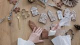 Lebkuchen mit Royal Icing      Zutaten:   Für den Teig: 250 g flüssiger Honig, 100 g feiner Zucker, 125 g Butter, 500 g Mehl + mehr zum Arbeiten, 1 TL Backpulver, 1 EL Backkakao, 1 Prise Salz, 2 TL Zimtpulver, 1 TL Gewürznelkenpulver, ½ TL Kardamompulver, ½ TL Muskatnusspulver, ½ TL Anispulver, ½ TL gemahlener Ingwer, 1 Ei  Für das Royal Icing: 250 g Puderzucker, 1 sehr frisches Eiweiß, 1–2 EL Zitronensaft (nach Bedarf)  Außerdem: evtl. Ausstecher Dekorierflasche (oder Spritzbeutel mit ca. 1,5-mm-Öffnung)      Zubereitung:   Für den Teig den Honig mit dem Zucker und der Butter in einem Topf unter Rühren aufkochen. Anschließend abkühlen lassen. Mehl, Backpulver, Kakao und Salz mit den Gewürzen mischen. Das Ei unter die Honig-Butter-Masse rühren und dann die Mehlmischung ebenso. Zuletzt alles mit den Händen zu einem glatten Teig verkneten.  Den Teig zu einer Kugel formen und in Frischhaltefolie gewickelt über Nacht in den Kühlschrank legen. Den Teig am nächsten Tag mindestens zwei Stunden vor dem Backen aus dem Kühlschrank nehmen. Den Backofen auf 180 °C vorheizen und ein Backblech mit Backpapier auslegen. Den Teig auf einer bemehlten Arbeitsfläche etwa 0,5 cm dick ausrollen. Die gewünschten Formen mit einem Ausstecher ausstechen oder nach eigenen Ideen mit einem scharfen Messer ausschneiden und mit etwas Abstand auf das Backblech legen. Die Kekse im vorgeheizten Ofen etwa 10–12 Minuten backen. Anschließend auf einem Kuchengitter vollständig abkühlen lassen.  In der Zwischenzeit für das Royal Icing den Puderzucker in eine Schüsel sieben und zusammen mit dem Eiweiß zu einer cremigen Masse mixen. Sollte diese zu fest sein, 1–2 EL Zitronensaft oder Wasser zufügen. Das Royal Icing in eine Dekorierflasche (oder Spritzbeutel) füllen und die Kekse damit dekorieren. 