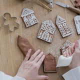Lebkuchen mit Royal Icing      Zutaten:   Für den Teig: 250 g flüssiger Honig, 100 g feiner Zucker, 125 g Butter, 500 g Mehl + mehr zum Arbeiten, 1 TL Backpulver, 1 EL Backkakao, 1 Prise Salz, 2 TL Zimtpulver, 1 TL Gewürznelkenpulver, ½ TL Kardamompulver, ½ TL Muskatnusspulver, ½ TL Anispulver, ½ TL gemahlener Ingwer, 1 Ei  Für das Royal Icing: 250 g Puderzucker, 1 sehr frisches Eiweiß, 1–2 EL Zitronensaft (nach Bedarf)  Außerdem: evtl. Ausstecher Dekorierflasche (oder Spritzbeutel mit ca. 1,5-mm-Öffnung)      Zubereitung:   Für den Teig den Honig mit dem Zucker und der Butter in einem Topf unter Rühren aufkochen. Anschließend abkühlen lassen. Mehl, Backpulver, Kakao und Salz mit den Gewürzen mischen. Das Ei unter die Honig-Butter-Masse rühren und dann die Mehlmischung ebenso. Zuletzt alles mit den Händen zu einem glatten Teig verkneten.  Den Teig zu einer Kugel formen und in Frischhaltefolie gewickelt über Nacht in den Kühlschrank legen. Den Teig am nächsten Tag mindestens zwei Stunden vor dem Backen aus dem Kühlschrank nehmen. Den Backofen auf 180 °C vorheizen und ein Backblech mit Backpapier auslegen. Den Teig auf einer bemehlten Arbeitsfläche etwa 0,5 cm dick ausrollen. Die gewünschten Formen mit einem Ausstecher ausstechen oder nach eigenen Ideen mit einem scharfen Messer ausschneiden und mit etwas Abstand auf das Backblech legen. Die Kekse im vorgeheizten Ofen etwa 10–12 Minuten backen. Anschließend auf einem Kuchengitter vollständig abkühlen lassen.  In der Zwischenzeit für das Royal Icing den Puderzucker in eine Schüsel sieben und zusammen mit dem Eiweiß zu einer cremigen Masse mixen. Sollte diese zu fest sein, 1–2 EL Zitronensaft oder Wasser zufügen. Das Royal Icing in eine Dekorierflasche (oder Spritzbeutel) füllen und die Kekse damit dekorieren. 