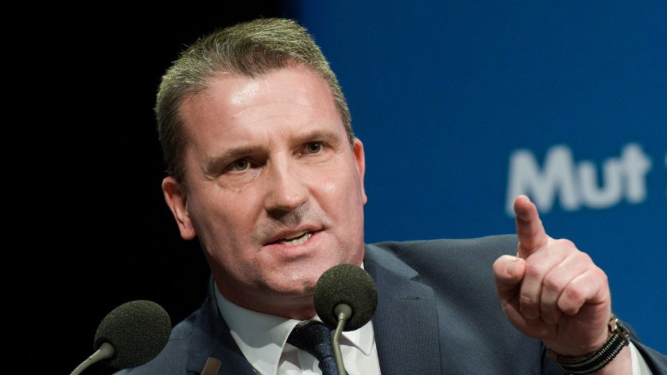 Martin Hess spricht beim Parteitag der AfD Baden-Württemberg zu den Delegierten.