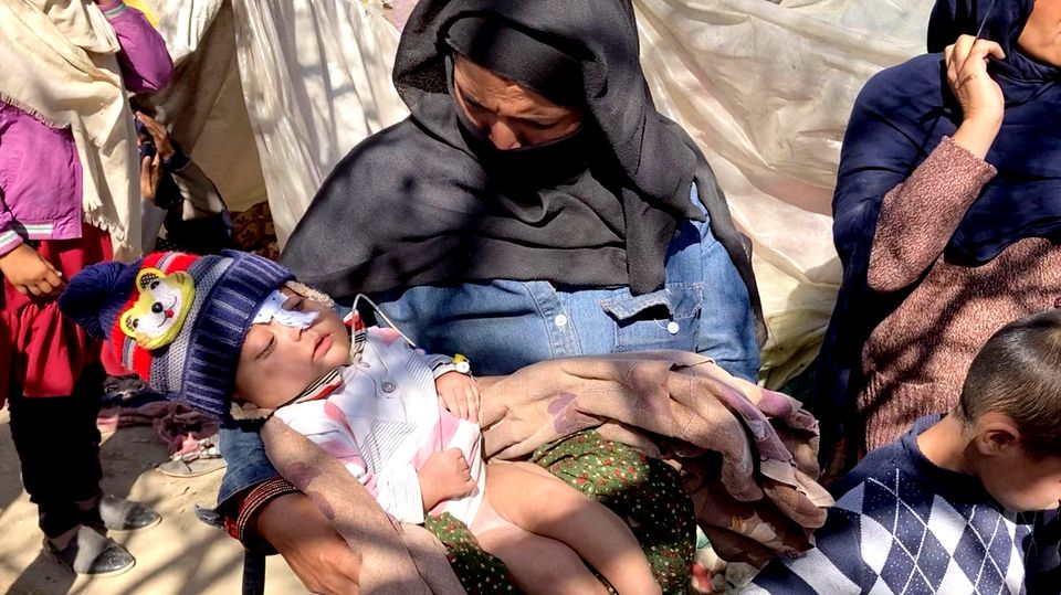 Besuch im Flüchtlingslager in Afghanistan: Eine Million Kinder vom Hungertod bedroht