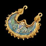 Der Ohrring überstand die Zeit fast unbeschadet, nur die Emaille bekam kleine Risse.