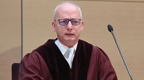 Der Vorsitzende Richter Jürgen Schäfer verkündet das Urteil des Bundesgerichtshofs im Fall des NSU-Helfers André E