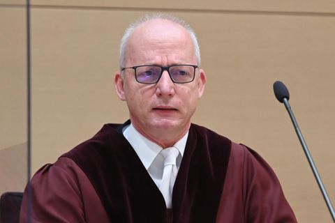 Der Vorsitzende Richter Jürgen Schäfer verkündet das Urteil des Bundesgerichtshofs im Fall des NSU-Helfers André E