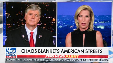 Sean Hannity und Laura Ingraham sind zwei der drei prominenten Gesichter von "Fox News", die sich per Textnachrichten an Trumps Stabschef gewendet haben sollen