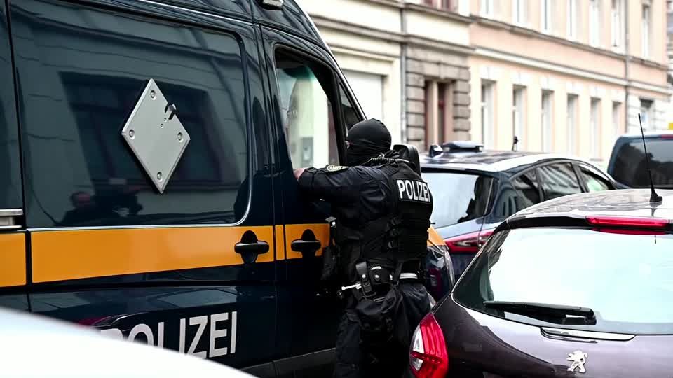 Video: Morddrohungen gegen Kretschmer - Polizei überprüft beschlagnahmte Waffen Video: Morddrohungen gegen Kretschmer - Polizei überprüft beschlagnahmte Waffen