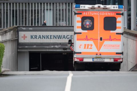 Ein Rettungswagen fährt in eine Tiefgarage
