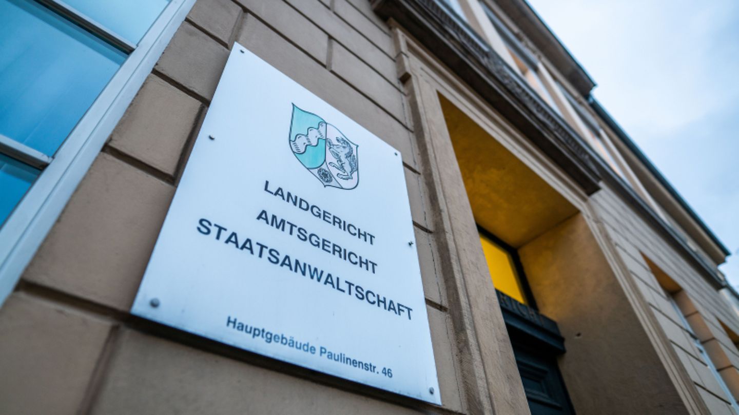 Ein Schild zeigt die Staatsanwaltschaft, das Landgericht und das Amtsgericht Detmold