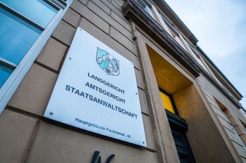 Ein Schild zeigt die Staatsanwaltschaft, das Landgericht und das Amtsgericht Detmold