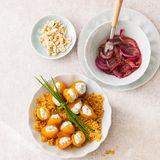 Alexander Herrmann: Gefüllte Aprikosen mit Ziegenkäse, roten Zwiebeln und Brotbröseln