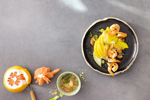 Alexander Herrmann: Kurkuma-Sellerie mit Garnelen und rosa Grapefruitmarmelade