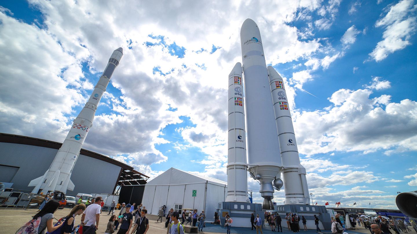 Eine ausgestellte Ariane-5-Rakete im Musée de l'Air et de l'Espace nahe Paris