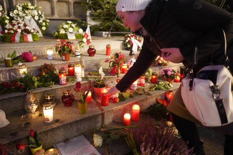 Eine Frau stellt eine Gedenkkerzen zu vielen anderen auf dem Breitscheidplatz Berlin