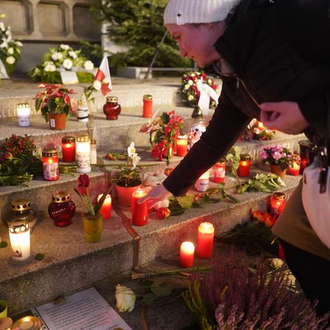 Eine Frau stellt eine Gedenkkerzen zu vielen anderen auf dem Breitscheidplatz Berlin