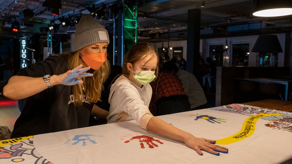 GEOLINO LIVE: Die Schülerinnen und Schüler und Künstlerinnen und Künstler setzten mit ihrem Handabdruck ein Zeichen für das Kinderrecht auf Gleichheit. Die Schülerinnen und Schüler und Künstlerinnen und Künstler setzten mit ihrem Handabdruck ein Zeichen für das Kinderrecht auf Gleichheit.