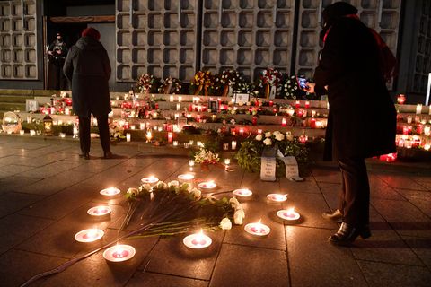 Kerzen und Blumen auf dem Breitscheidplatz in Berlin am Mahnmal "Der Riss"