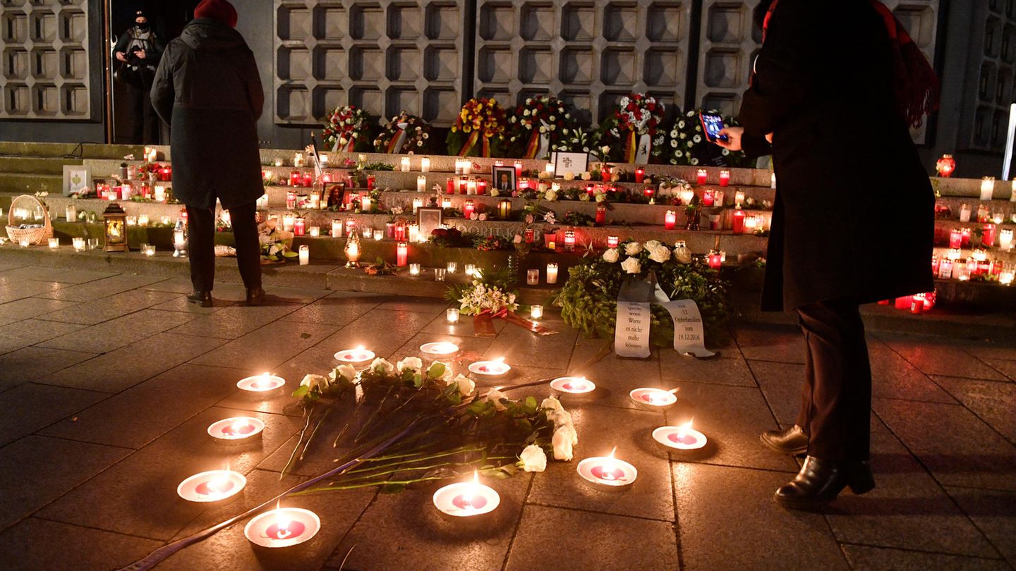 Kerzen und Blumen auf dem Breitscheidplatz in Berlin am Mahnmal "Der Riss"