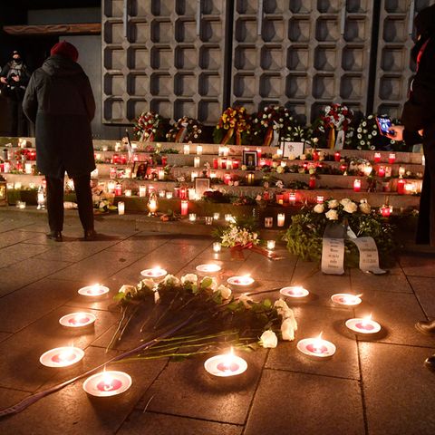 Kerzen und Blumen auf dem Breitscheidplatz in Berlin am Mahnmal "Der Riss"