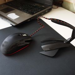 Ordentlicher Schreibtisch Ein Maus-Bungee hält das Kabel der Gaming-Maus an Ort und Stelle.