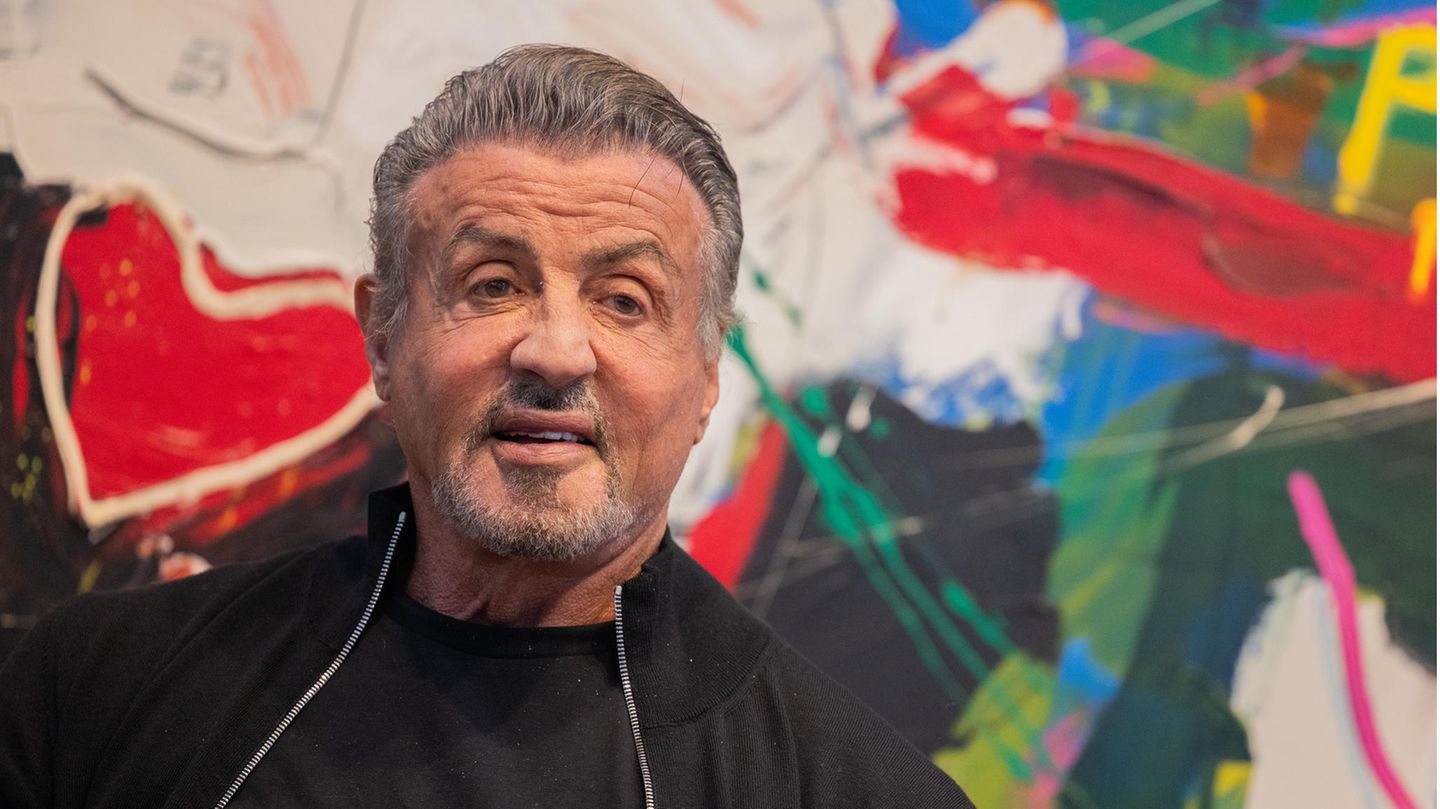 Sylvester Stallone vor einem seiner Gemälde