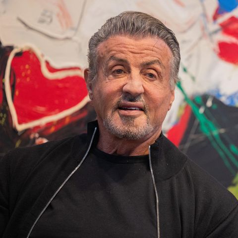 Sylvester Stallone vor einem seiner Gemälde