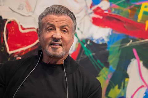 Sylvester Stallone vor einem seiner Gemälde