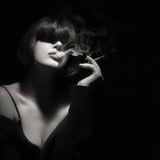 So gut wie mit dem Rauchen aufhören  "Aufhören zu Rauchen" und "mehr Sport" streiten sich wahrscheinlich um die Krone der kurzlebigsten guten Vorsätze. Was das Rauchen betrifft sind Aussagen wie "Jeden Tag eine weniger" und "Morgen höre ich aber auf" sowie "Nur diese eine Zippe noch als Ausnahme" mittlerweile als "Redewendungen ohne jede tatsächliche Bedeutung" im deutschen Sprachgebrauch heimisch. Daher: Rauchen Sie doch einfach weiter, nur eben ohne die schädlichen Nebenprodukte. Was Raucher an der Zigarette hält, ist allein das Nikotin und das lässt sich mit Tabakerhitzern wie zum Beispiel IQOS auch gesundheitsfreundlicher inhalieren. Das System verbrennt den Tabak nicht wie in einer herkömmlichen Zigarette bei 800 Grad, es erhitzt ihn punktgenau auf 350 Grad. Folge: Es raucht nicht, sondern es dampft, ein Vorgang bei dem deutlich weniger Schadstoffe entstehen. Auch wenn der IQOS wie ein schicker Stift mit USB-Anschluss aussieht, ist er keine E-Zigarette. Diese verdampfen spezielle Flüssigkeiten, in denen zwar auch Nikotin enthalten ist, aber eben das typische Tabakgefühl vermissen lassen.