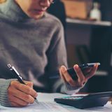 Kampf gegen den aller größten inneren Schweinehund: Unnötige Ausgaben überprüfen  Unangenehme Aufgaben schiebt man gerne vor sich her. Das ist nicht nur normal, sondern es gibt auch einen Ausdruck dafür: Prokrastination. Zu diesen unangenehmen Aufgaben gehört für viele Menschen Ausgaben für Versicherungen und andere Dinge wie Nebenkosten zu überprüfen. Sich durch Unterlagen zu wühlen, Anrufe zu machen und eventuell Termine wahrzunehmen, sind für viele Menschen ein Graus. Aber es lohnt sich: Denn unnötige Ausgaben zu sparen, fühlt sich richtig gut an. Auch wenn es etwas Zeit kostet, das zu überprüfen.