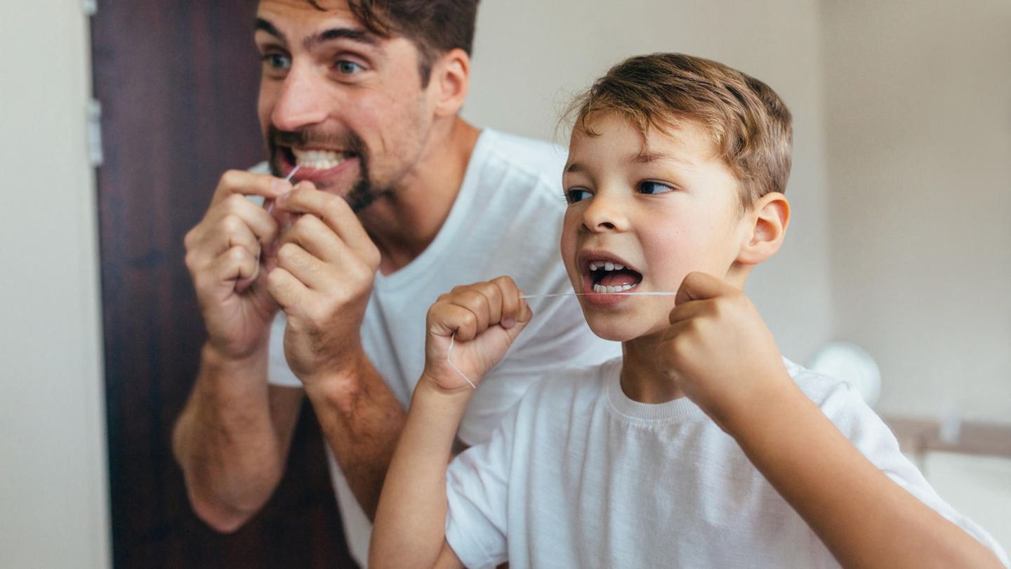 Vorsatz mit Biss: Zahnpflege  Zähneputzen zweimal täglich ist ein guter Anfang, aber eben nur ein Anfang. Da geht noch mehr, jedenfalls genug für einen guten Vorsatz 2022. Gesunde und gepflegte Zähne sind eine renditenstarke Investition in die Zukunft. In Zeiten von Nullzinsen heutzutage eine echte Seltenheit. Es geht nichts über ein gewinnendes Lächeln beim Vorstellungsgespräch, das gute Gefühl gern geküsst zu werden und sein Risiko für Herzerkrankungen deutlich zu reduzieren. Von den Kosten für Zahnersatz in späteren Jahren ganz zu schweigen. Der gute Vorsatz lautet: Zahnseide oder zumindest Zahnzwischenraumbürsten täglich! An entsprechenden Produkten herrscht kein Mangel und übermäßig teuer ist es auch nicht.