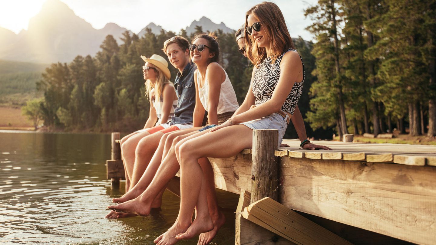Urlaub mit Freunden buchen  "Wir könnten doch...", "Es wäre doch schön, wenn wir..." Wie oft kommt es vor, dass man mit Freunden zusammensitzt und überlegt, dass man doch mal in großer Runde in den Urlaub fahren könnte. Aber meist steht man doch vor der Aufgabe einen gemeinsamen Termin zu finden, ein Ziel und eine Unterkunft, die allen zusagt und dann muss der Preis ja auch noch stimmen. Das für eine große Gruppe zu organisieren, ist schon eine Leistung. Aber dennoch: Für die Terminfindung gibt es Apps, beim Ziel und der Unterkunft müssen Kompromisse her und der Preis lässt sich auch irgendwie regeln. Deshalb wagen Sie es und buchen Sie einen Urlaub mit Freunden. Die unvergesslichen Momente werden für den nötigen Aufwand entschädigen. Ganz sicher!