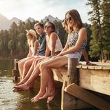 Urlaub mit Freunden buchen  "Wir könnten doch...", "Es wäre doch schön, wenn wir..." Wie oft kommt es vor, dass man mit Freunden zusammensitzt und überlegt, dass man doch mal in großer Runde in den Urlaub fahren könnte. Aber meist steht man doch vor der Aufgabe einen gemeinsamen Termin zu finden, ein Ziel und eine Unterkunft, die allen zusagt und dann muss der Preis ja auch noch stimmen. Das für eine große Gruppe zu organisieren, ist schon eine Leistung. Aber dennoch: Für die Terminfindung gibt es Apps, beim Ziel und der Unterkunft müssen Kompromisse her und der Preis lässt sich auch irgendwie regeln. Deshalb wagen Sie es und buchen Sie einen Urlaub mit Freunden. Die unvergesslichen Momente werden für den nötigen Aufwand entschädigen. Ganz sicher!