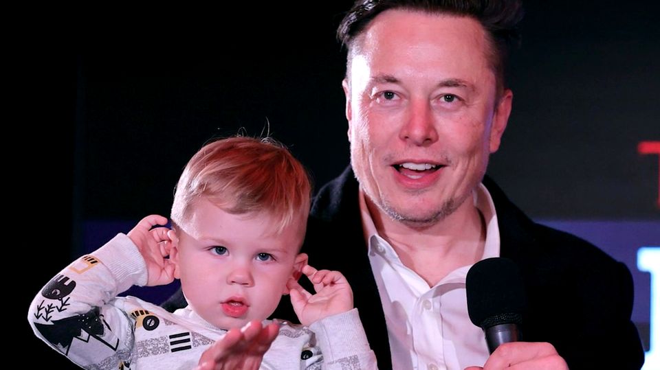 Elon Musk zeigt seinen SohnX AE A-XIIbei Preisverleihung