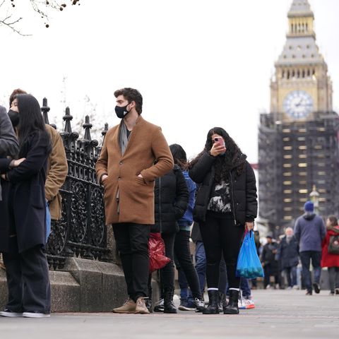 Auf der Westminster Bridge stehen die Leute Schlange, um sich in einem nahegelegen Krankenhaus impfen zu lassen.