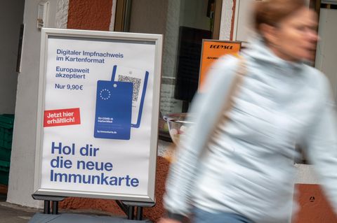 Plakat für die neue Immunkarte