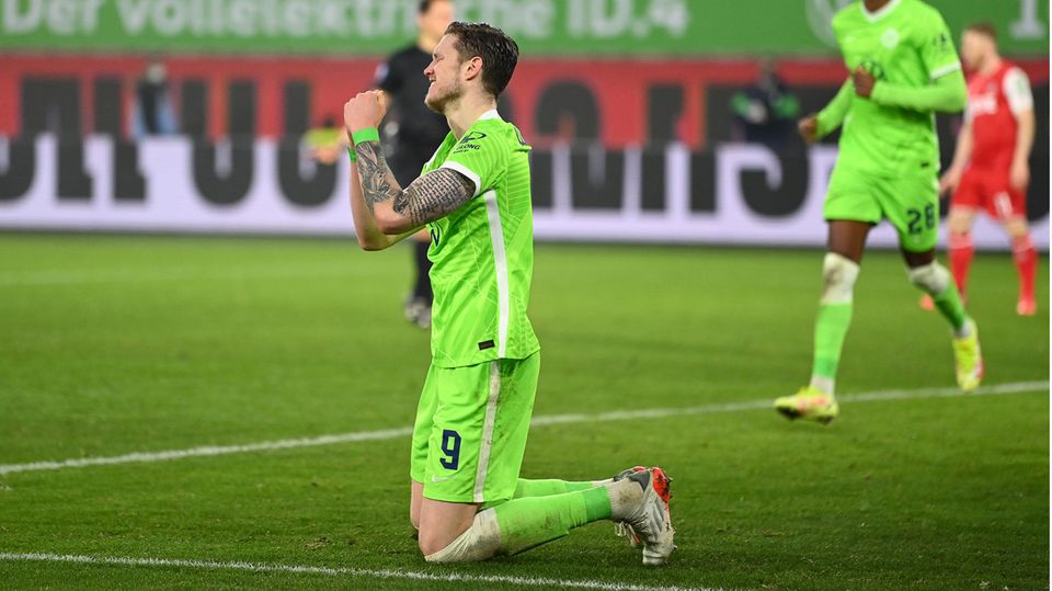 Bundesliga im stern-Check: Sein sechstes Saisontor zum 2:1 gegen den 1. FC Köln scheint für Wout Weghorst vom VfL Wolfsburg ein besonderes gewesen zu sein. Zumindest reckte er im Anschluss erst beide Fäuste in den Nachthimmel, um dann auf die Knie zu sinken Sein sechstes Saisontor zum 2:1 gegen den 1. FC Köln scheint für Wout Weghorst vom VfL Wolfsburg ein besonderes gewesen zu sein. Zumindest reckte er im Anschluss erst beide Fäuste in den Nachthimmel, um dann auf die Knie zu sinken