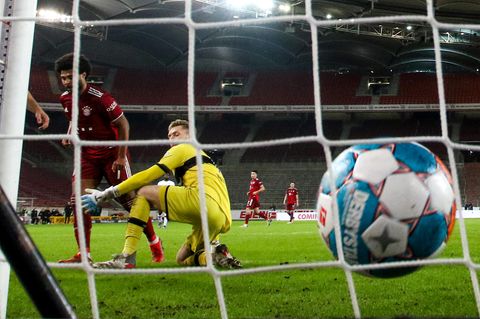 Serge Gnabry erzielt das 5:0 für den FC Bayern beim VfB Stuttgart