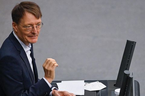 Karl Lauterbach am Rednerpult im Bundestag