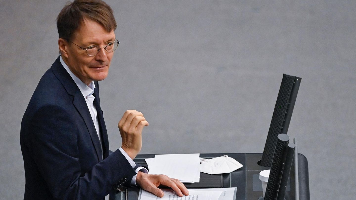 Karl Lauterbach am Rednerpult im Bundestag
