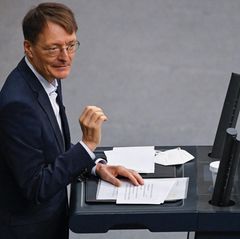 Karl Lauterbach am Rednerpult im Bundestag