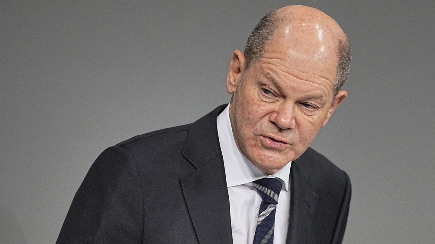 Bundeskanzler Olaf Scholz (SPD) gibt im Bundestag seine erste Regierungserklärung ab
