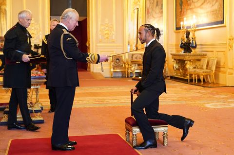 Formel-1-Fahrer Lewis Hamilton (r.) wird von Prinz Charles auf Schloss Windsor in zum Ritter geschlagen
