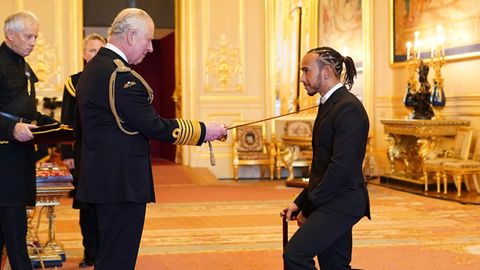 Formel-1-Fahrer Lewis Hamilton (r.) wird von Prinz Charles auf Schloss Windsor in zum Ritter geschlagen