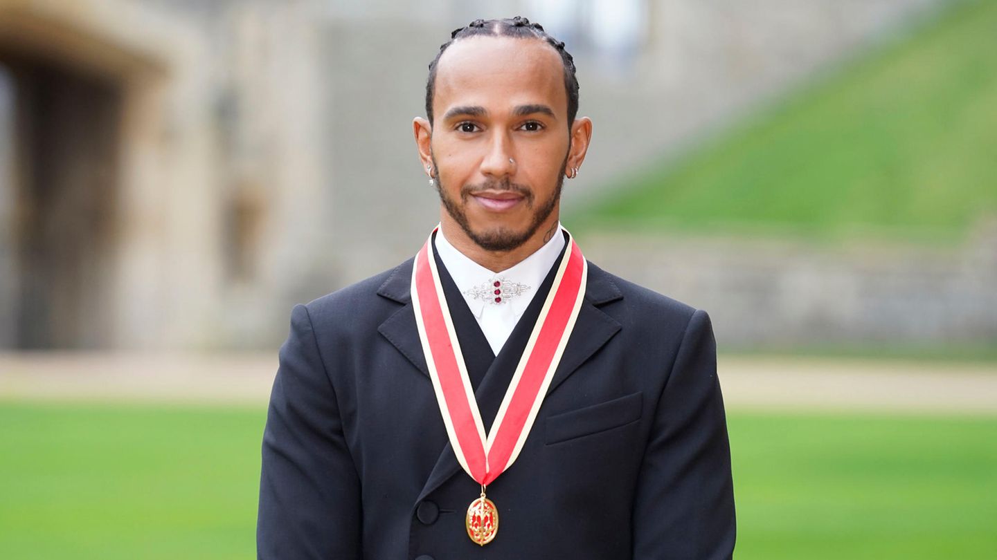 Lewis Hamilton bei einem Fototermin nach seinem Ritterschlag