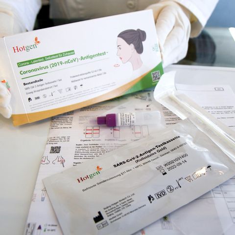 Antigentest Verpackung, Anleitung und Stäbchen