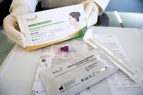 Antigentest Verpackung, Anleitung und Stäbchen