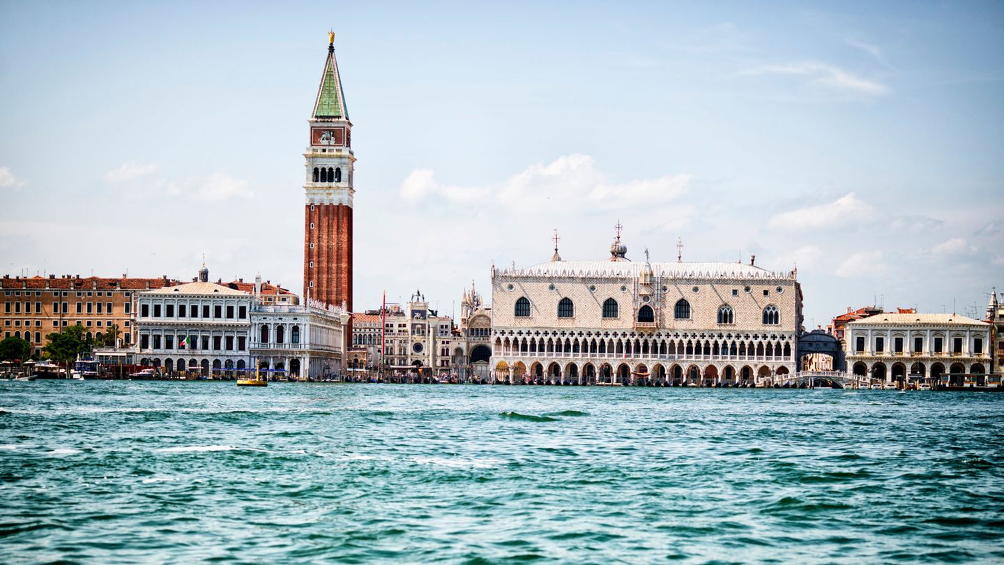 Aus dem Bildband "Dimore Veneziane": Blick von San Giorgio in Venedig zum Makusplatz.