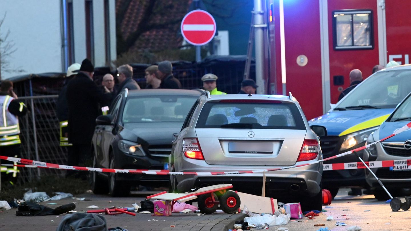 Autofahrer raste bei Rosenmontagsumzug in eine Menschenmenge