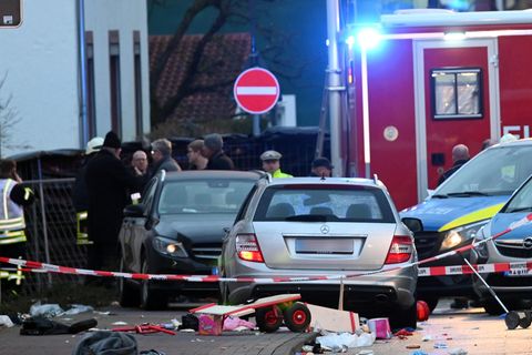 Autofahrer raste bei Rosenmontagsumzug in eine Menschenmenge
