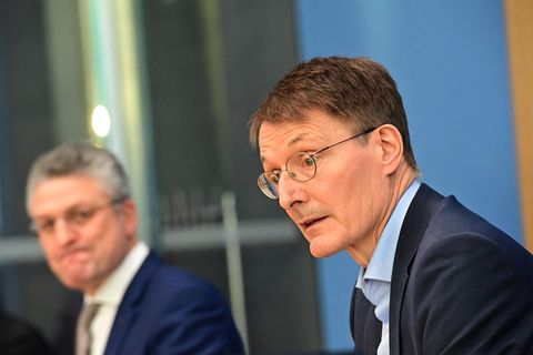 RKI-Präsident Lothar Wieler (l.) und Bundesgesundheitsminister Karl Lauterbach (SPD) informieren über den Stand bei der Impfstoffbeschaffung